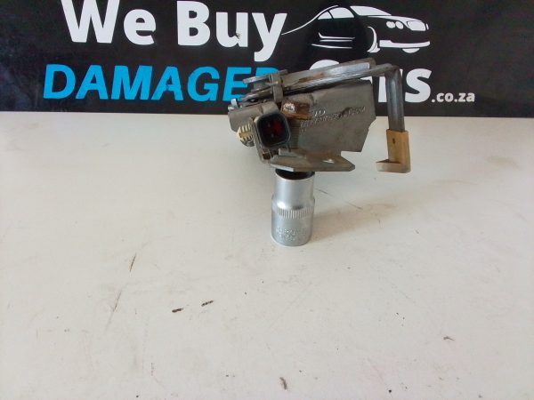 Volvo S40 Bonnet Catch 2008 OEM - Image 4