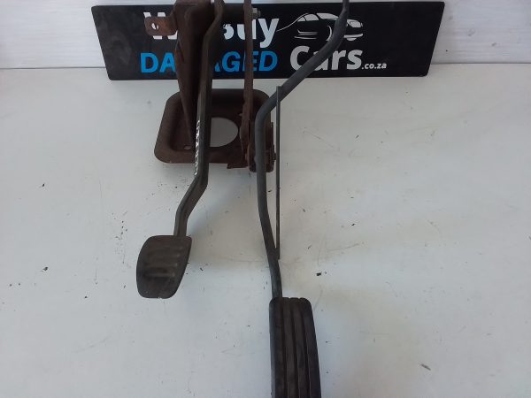 Renault Sandero 1.6 KL7M Accelerator and Brake Pedal - Image 3