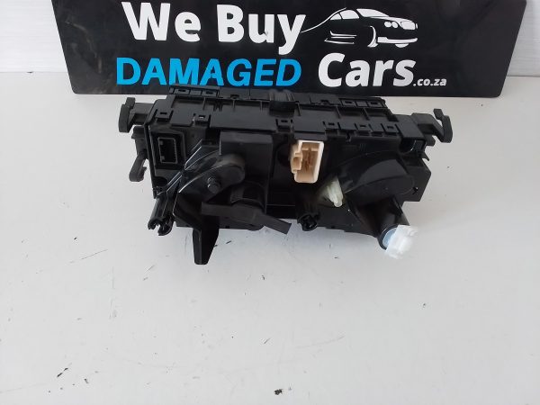 Toyota Yaris 2018 Climate Control Unit OEM - Image 3