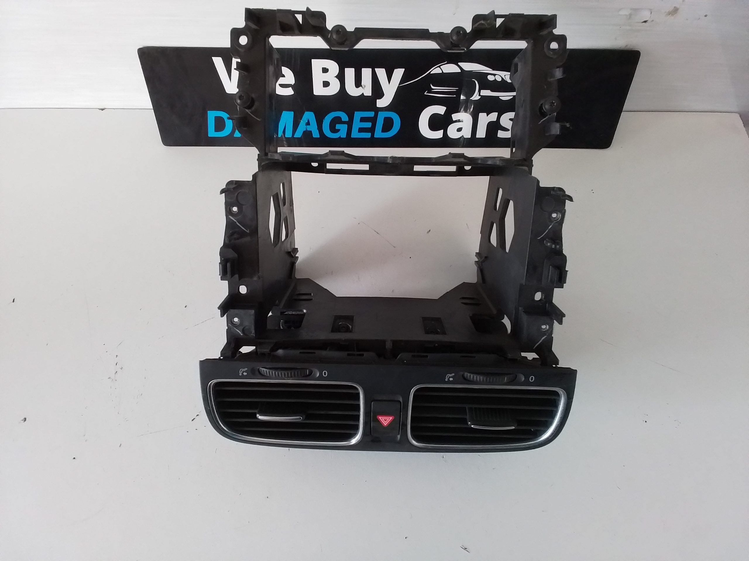VW/Volkswagen Golf mk6 Centre Air Vents with Radio Bracket OEM