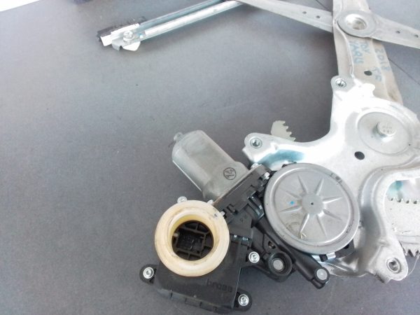Toyota Yaris RHS Rear Window Mechanism and Motor 2018 OEM - Image 4