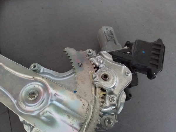 Toyota Yaris RHS Rear Window Mechanism and Motor 2018 OEM - Image 6