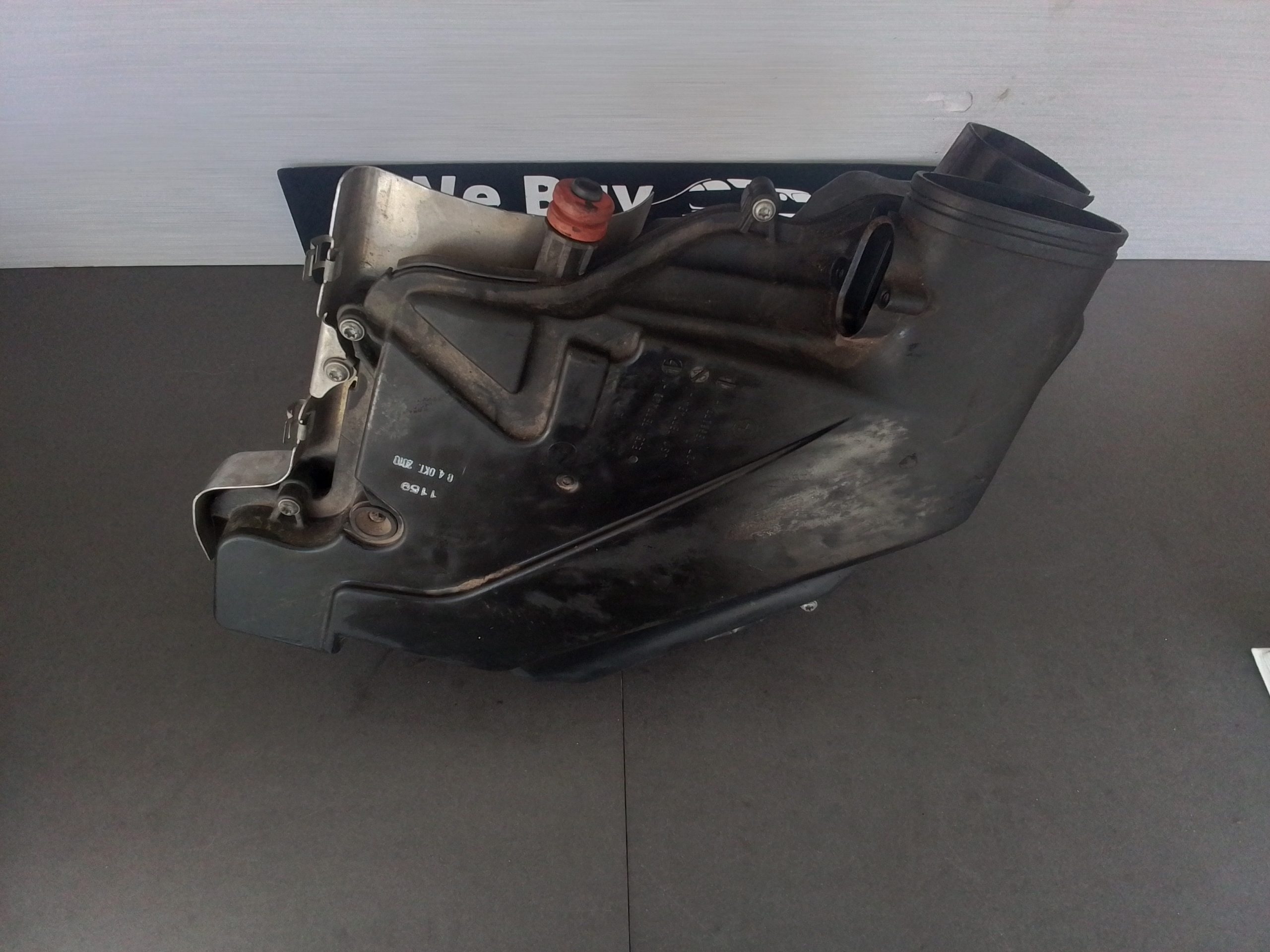 BMW F10 550i N63 LHS Air Box with filter and ueat shield OEM