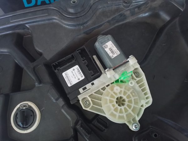 VW/ Volkswagen Golf MK6 2.0 R/F Window Mechanism Includes Motor  OEM - Image 3